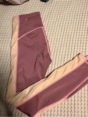 2 pr Women’s  medium Performance Leggings in Mauve & Beige, Purple. MOTION 365